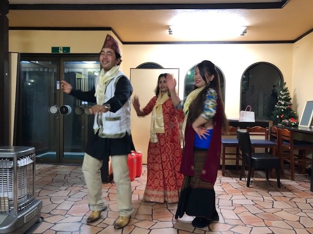 ダンスを披露してくれたネパール人の友人たち