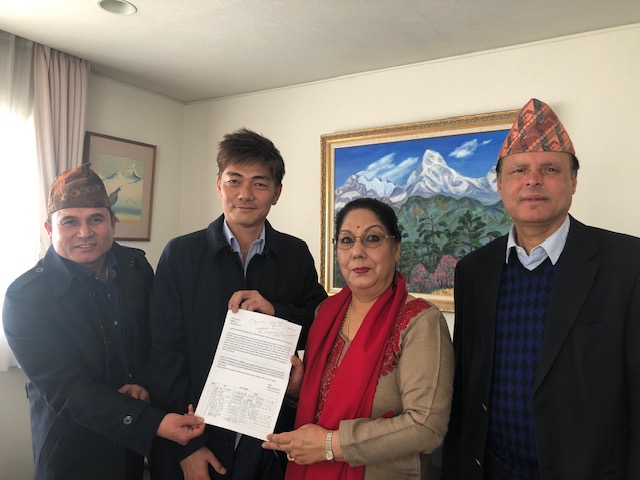 駐日ネパール大使に署名を手渡しました